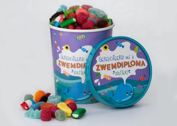 Candy Bucket "ZWEMDIPLOMA" met 500gr. snoepmix